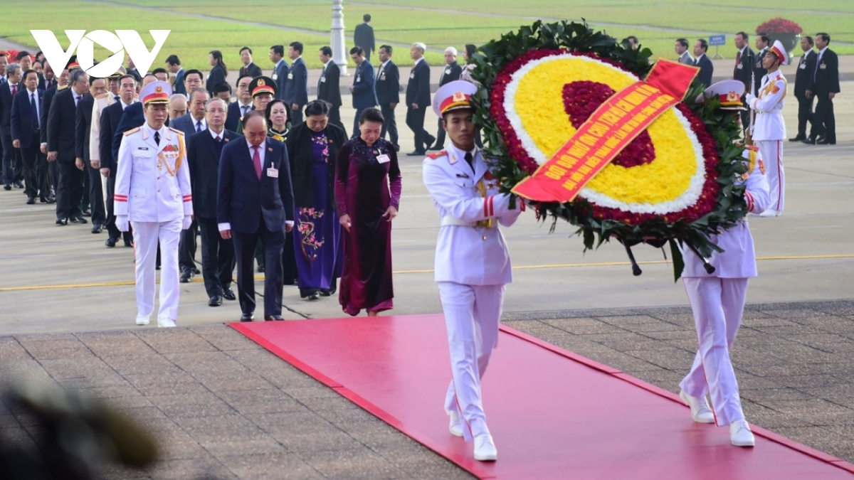 Senior leaders pay tribute to President Ho Chi Minh ahead of National Party Congress